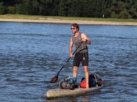 Der Plastic Soup Surfer Merijn Tinga am Bootshaus