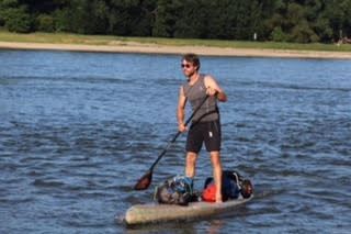 Der Plastic Soup Surfer Merijn Tinga am Bootshaus